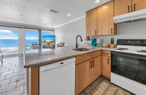 Santa Rosa Beach Condominio | Early Summer Check In! Gulf Front In Blue Mountain! Spectacular Views! Restaurants and Beach Bars!