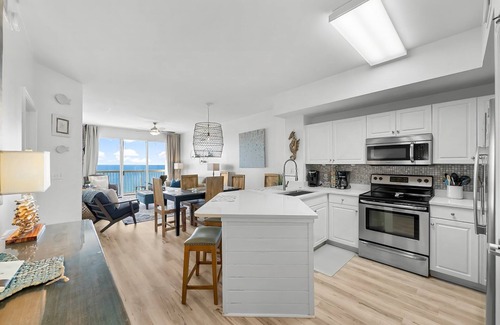 West Panama City Beach Condominio | Gulf-Front Luxury | Private Balcony | Complimentary Beach Service