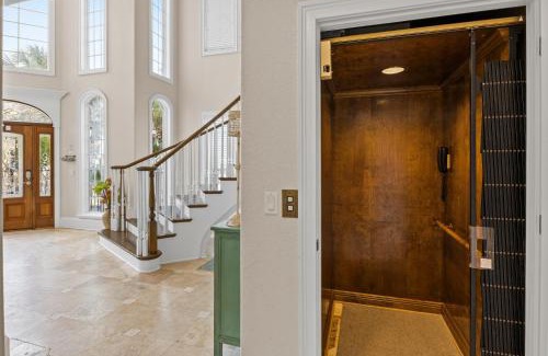 Fort Walton Beach - Destin Casa | Gulf Front, Pool, Hot Tub- 2 Kitchens - Elevator