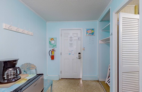 Bahama Beach Apartamento | Gulf-front studio with direct beach access, high-speed WiFi, and central AC