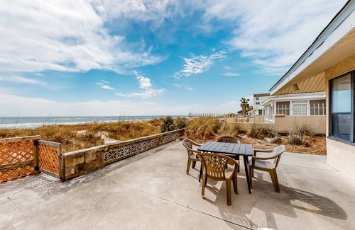 Bahama Beach Apartamento | Gulf-front studio with direct beach access, high-speed WiFi, and central AC