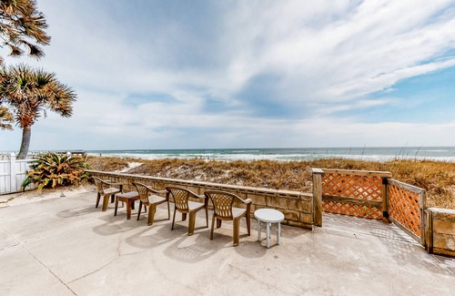 Bahama Beach Apartamento | Gulf-front studio with direct beach access, high-speed WiFi, and central AC