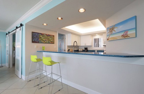 Beachview Country Club Estates Condominio | Gulf Front, Top Floor, Two Bedroom Condo with Den - Sundial L405