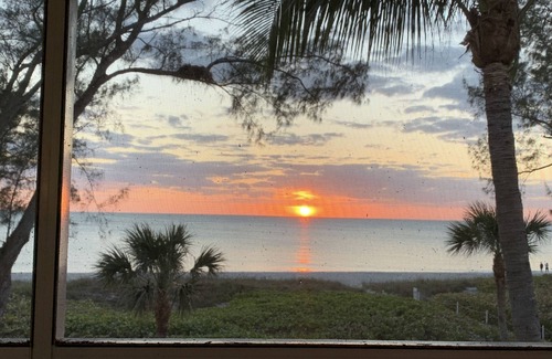 Captiva Condominio | Gulf-front two bedroom condo. Enjoy the beach, sunsets, and nature!