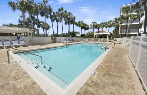 Gulf Place Condominio | Gulf Place Condo Ground Floor! Steps to pools & Across from the Beach - The Sandy Dog