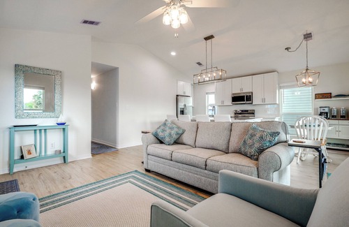 Gulf Shores Cabaña | Gulf Shores Cottage w/ Water Views, Walk to Beach!