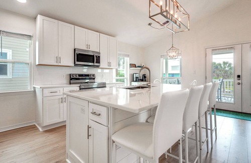 Gulf Shores Cabaña | Gulf Shores Cottage w/ Water Views, Walk to Beach!