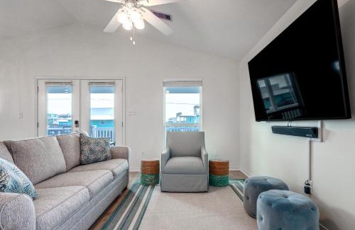 Gulf Shores Casa | Gulf Shores Cottage with Water Views, Walk to Beach!