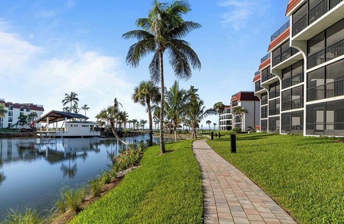 Sanibel Condominio | Gulf-View Comfort Awaits: Stylish 2BR Beachfront Condo at Pointe Santo