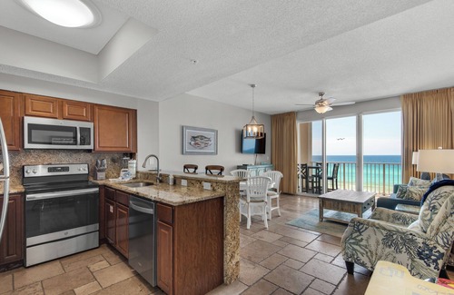 Miramar Beach Condominio | Gulf View Condo at Majestic Sun | Steps to Private Beach + Pools!