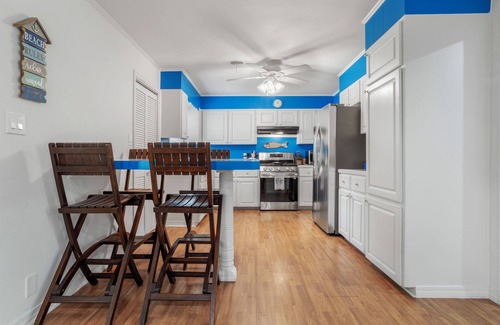 Ocean Springs Casa | GULF VIEW PLACE - 3 1/2 MINUTE WALK TO EAST BEACH! 1.7 MILES TO CENTER OF TOWN!