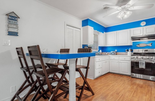 Ocean Springs Casa | GULF VIEW PLACE - 3 1/2 MINUTE WALK TO EAST BEACH! 1.7 MILES TO CENTER OF TOWN!
