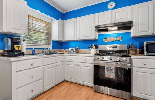 Ocean Springs Casa | GULF VIEW PLACE - 3 1/2 MINUTE WALK TO EAST BEACH! 1.7 MILES TO CENTER OF TOWN!
