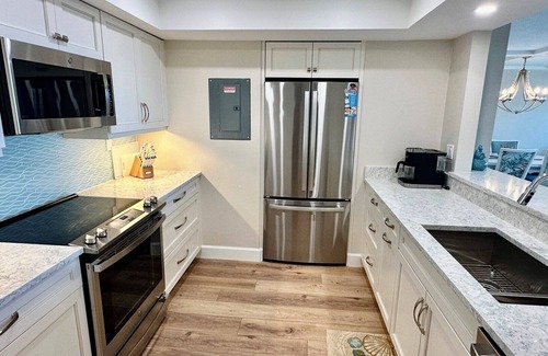 Sanibel Condominio | Recién actualizado - ¡Disponible invierno 2020! Disfrute de las hermosas vistas del Golfo desde este fabuloso condominio en la isla de Sanibel. Duerme 8