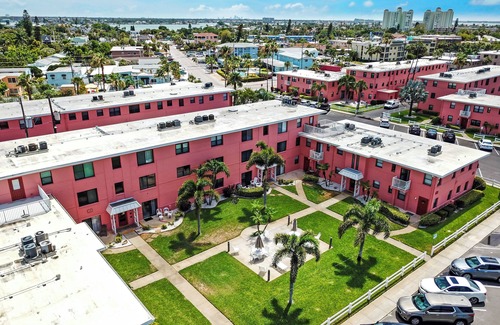 St. Pete Beach Condominio | 🌴 Gulf Winds #406 — Bright Beachside Escape with Balcony Views