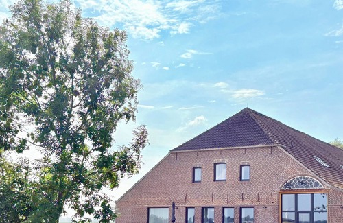 Altfunnixsiel Apartamento | Gulfhof Funnixerhörn een - Stylish vacation farm with garden and wide landscape