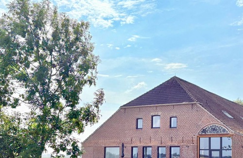 Altfunnixsiel Apartamento | Gulfhof Funnixerhörn een - Stylish vacation farm with garden and wide open spaces