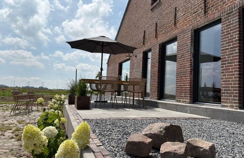 Altfunnixsiel Apartamento | Gulfhof Funnixerhörn een - Stylish vacation farm with garden and wide open spaces