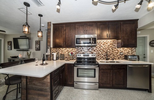 Gulfport Casa | Jason's Wine Cellar, a pasos de Gulport Beach y Main Street.