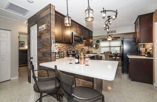 Gulfport Casa | Jason's Wine Cellar, a pasos de Gulport Beach y Main Street.