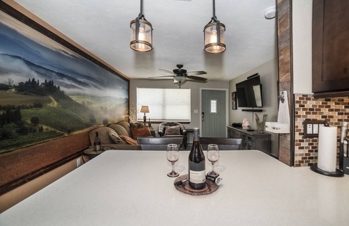 Gulfport Casa | Jason's Wine Cellar, a pasos de Gulport Beach y Main Street.
