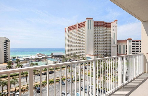Panama City Beach Complejo | Gulfview Luxury 1Br sleeps 6, LakeTown Wharf 517, short walk to beach!