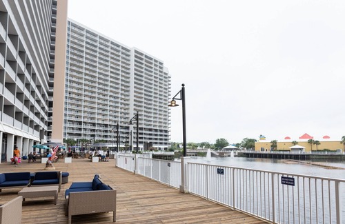 Panama City Beach Complejo | Gulfview Luxury 1Br sleeps 6, LakeTown Wharf 517, short walk to beach!