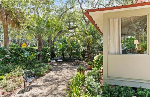 Saint Simons Island Casa | Gull Cottage and Guest House - 757 Ocean Blvd