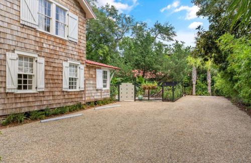 Saint Simons Island Casa | Gull Cottage and Guest House - 757 Ocean Blvd