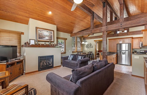 June Lake Casa | Gull Lake Craftsman, a custom home that sleeps 10.