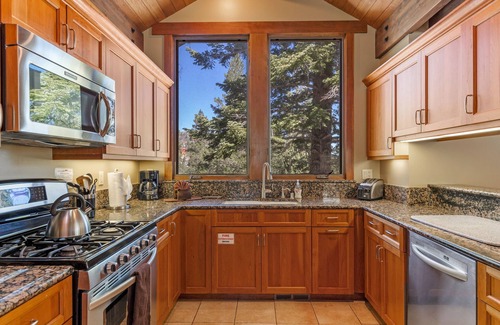 June Lake Casa | Gull Lake Craftsman, a custom home that sleeps 10.