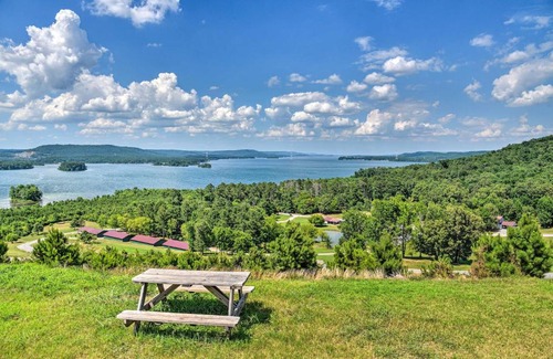 Guntersville Casa | Guntersville Cabin Nestled in Kudzu Cove Resort