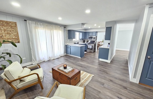 Gurnee Casa | Gurnee Getaway: Modern Oasis Near Six Flags & Naval Base!