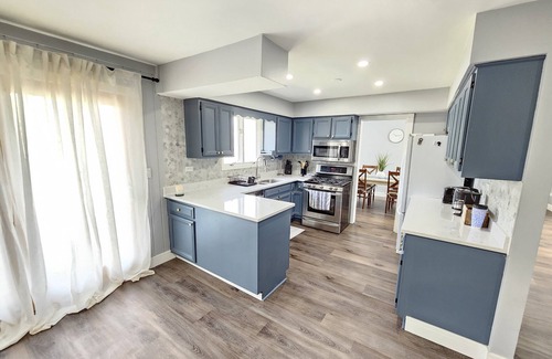 Gurnee Casa | Gurnee Getaway: Modern Oasis Near Six Flags & Naval Base!