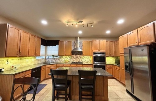 Gurnee Casa | Gurnee home with King Queen beds for Vacations,six flags Celebrate Eid, Navy GL