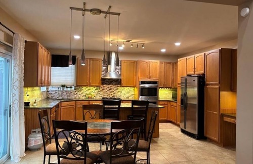Gurnee Casa | Gurnee home with King Queen beds for Vacations,six flags Celebrate Eid, Navy GL