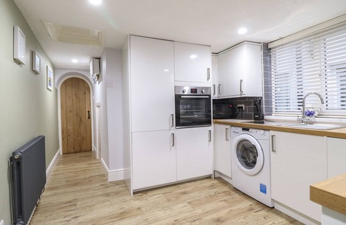 Beaumaris Cabaña | GWEL Y MÔR, pet friendly, character holiday cottage in Beaumaris