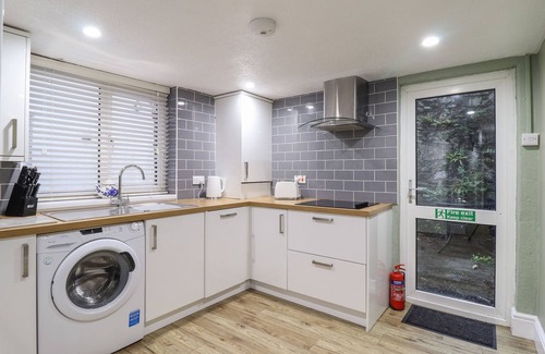 Beaumaris Cabaña | GWEL Y MÔR, pet friendly, character holiday cottage in Beaumaris