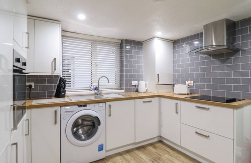 Beaumaris Cabaña | GWEL Y MÔR, pet friendly, character holiday cottage in Beaumaris
