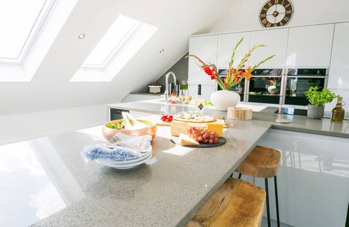 Rhosneigr Cabaña | Gwel y Wyddfa - sleeps 6 guests in 3 bedrooms