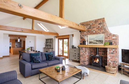 Beaumaris Cabaña | GWELFOR BARN, pet friendly, luxury holiday cottage in Llangoed
