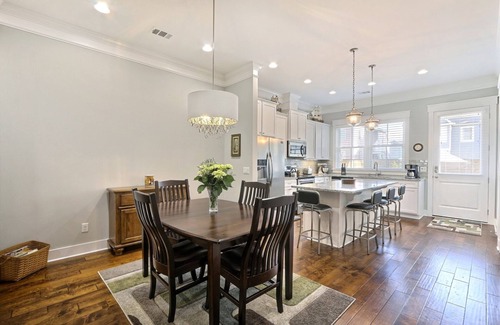 Historic Downtown Savannah Casa | Gwinnett's Luxury Cottage- Private Courtyard & Off Street Parking Included!