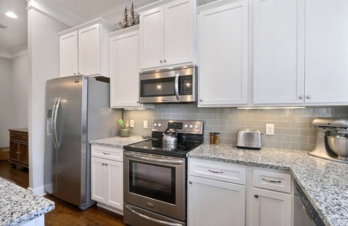 Historic Downtown Savannah Casa | Gwinnett's Luxury Cottage- Private Courtyard & Off Street Parking Included!