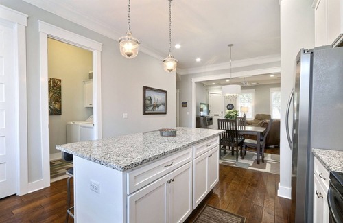 Historic Downtown Savannah Casa | Gwinnett's Luxury Cottage- Private Courtyard & Off Street Parking Included!