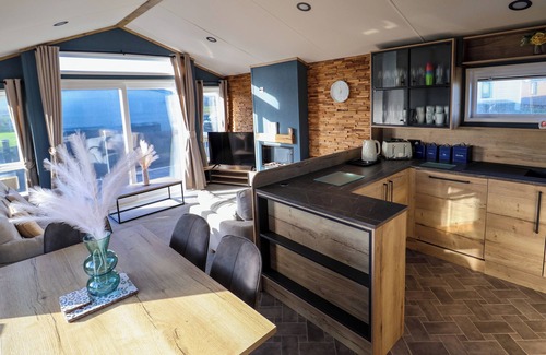 Towyn Cabaña | GWRYCH VIEW, with pool in Towyn