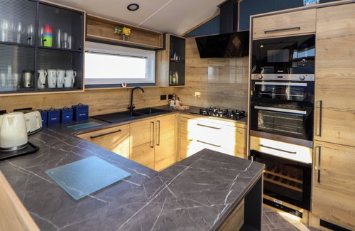 Towyn Cabaña | GWRYCH VIEW, with pool in Towyn