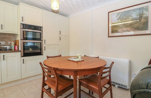 Cylch-Y-Garn Cabaña | GWYNLYS, family friendly, with a garden in Cemaes Bay
