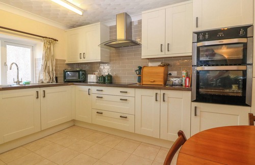 Cylch-Y-Garn Cabaña | GWYNLYS, family friendly, with a garden in Cemaes Bay