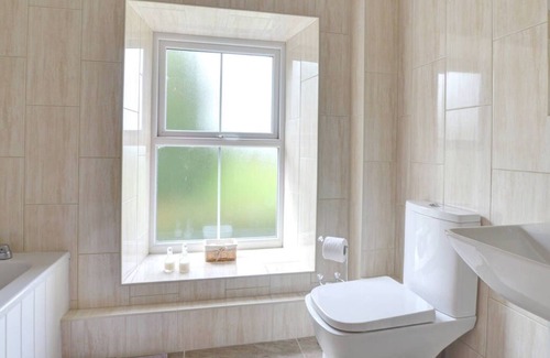 Llandysul Casa | Gwynnant House ofrece alojamiento flexible y de buena calidad para familias y grupos de amigos.