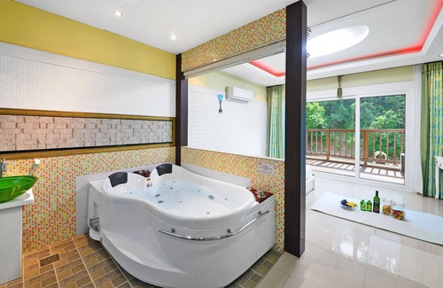 Gyeongju Casa | Gyeongju Happyday Spa Pension